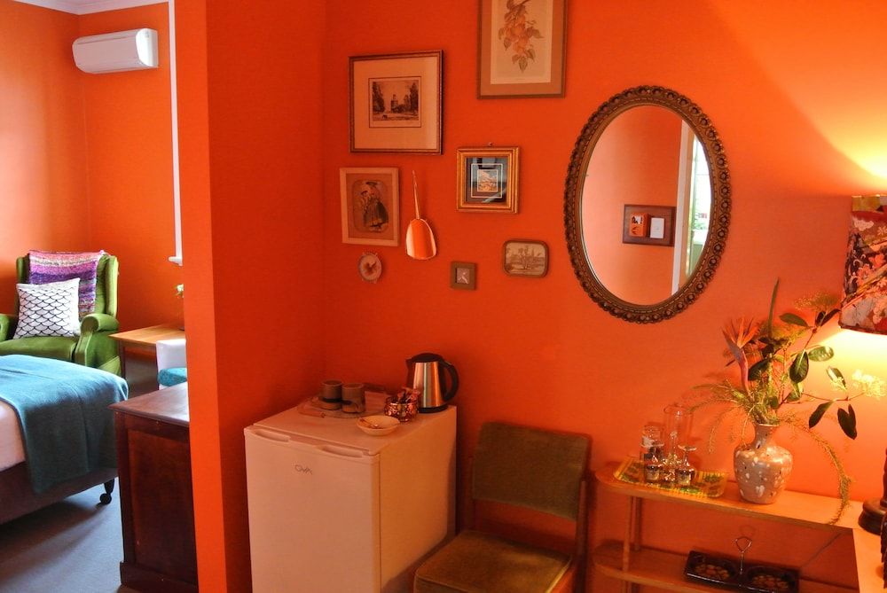 Vine Valley Inn Twin Room 6