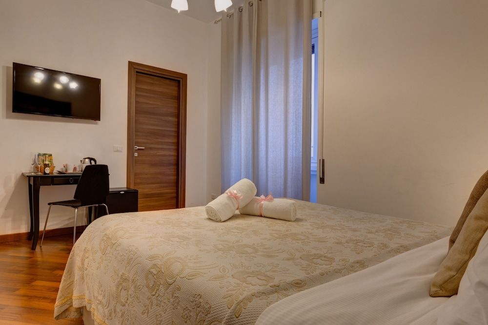 Little Rhome Suites Double Room 8