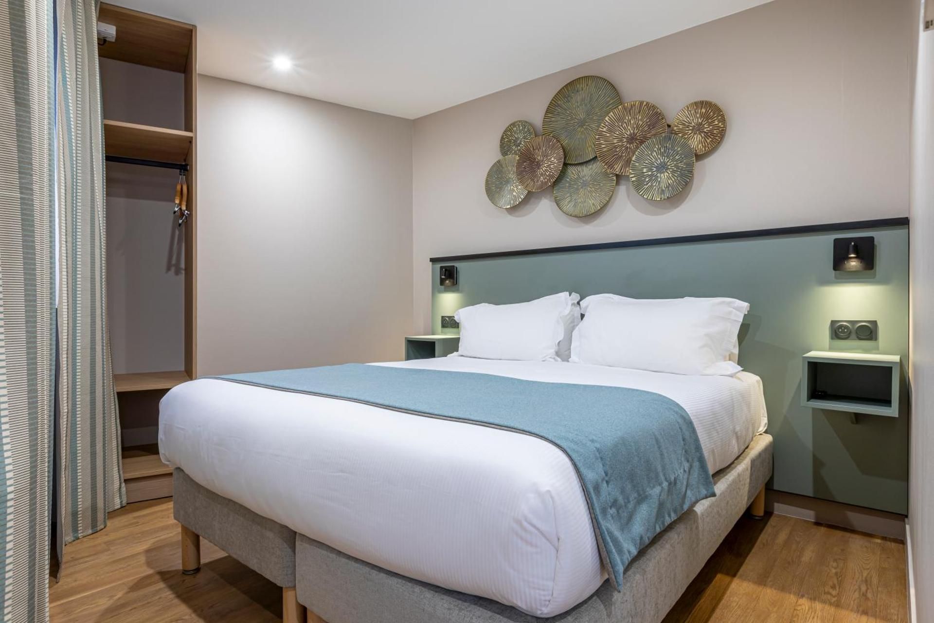 1 Queen 2 Single Beds, Family Room