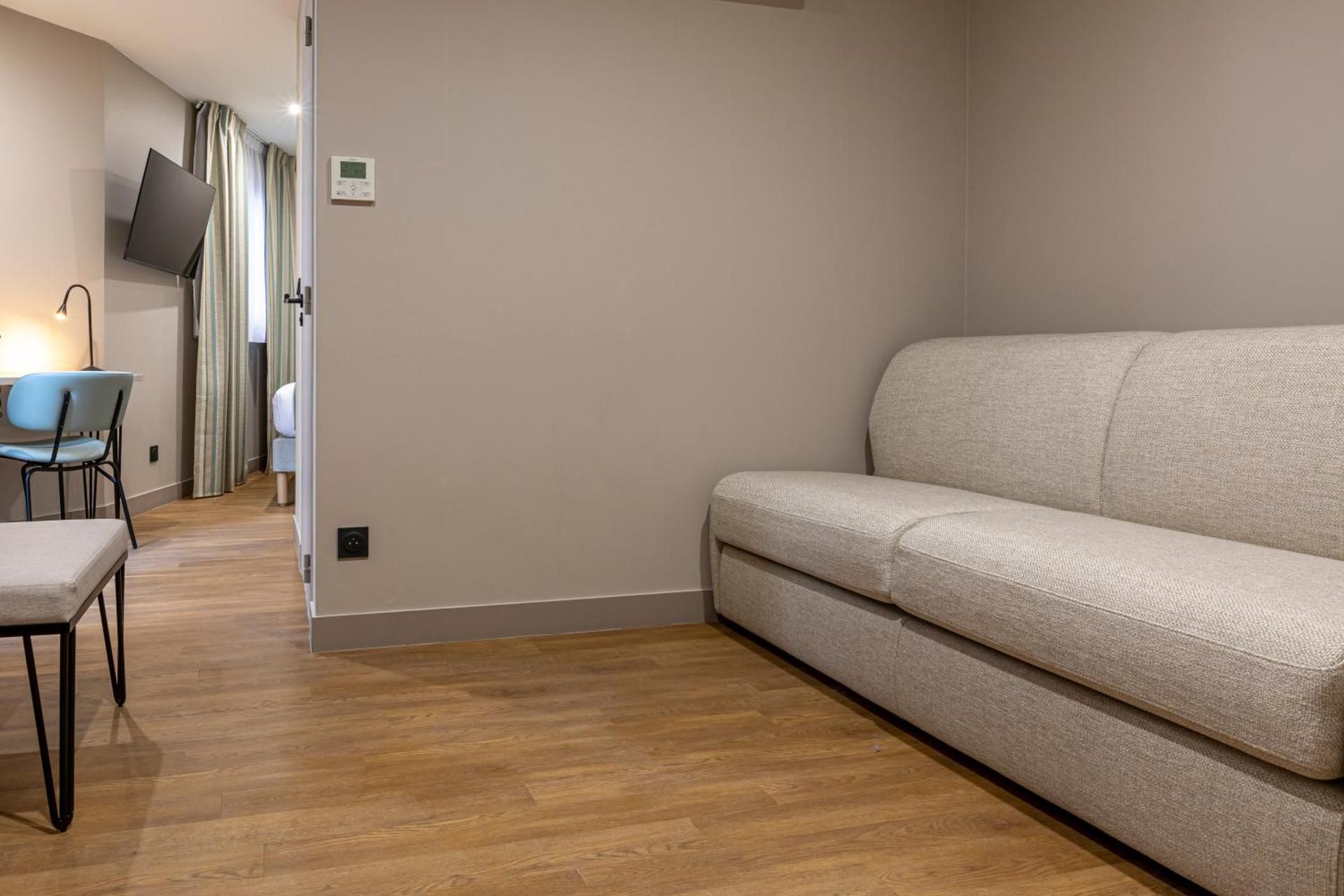 1 Queen 2 Single Beds, Family Room