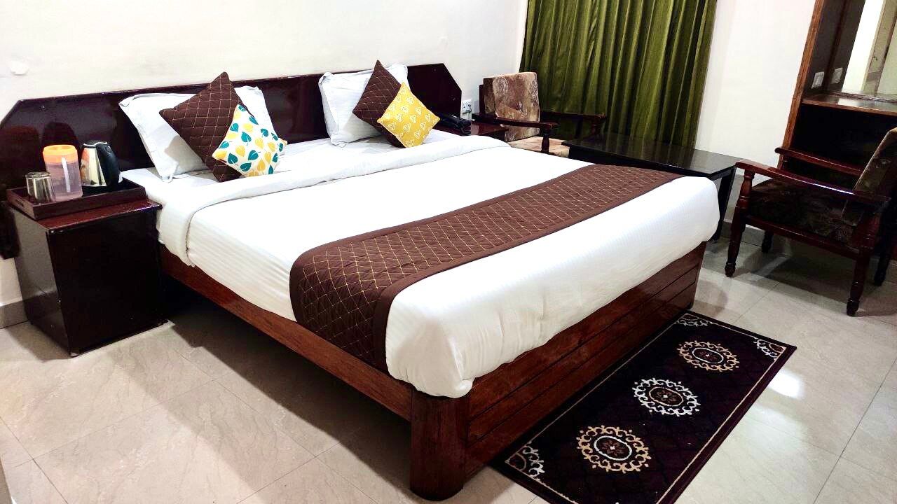 Hotel Gurupriya Executive Room 6
