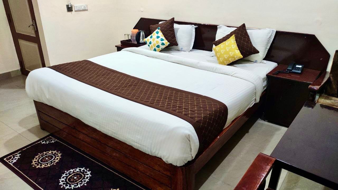 Hotel Gurupriya Executive Room 9