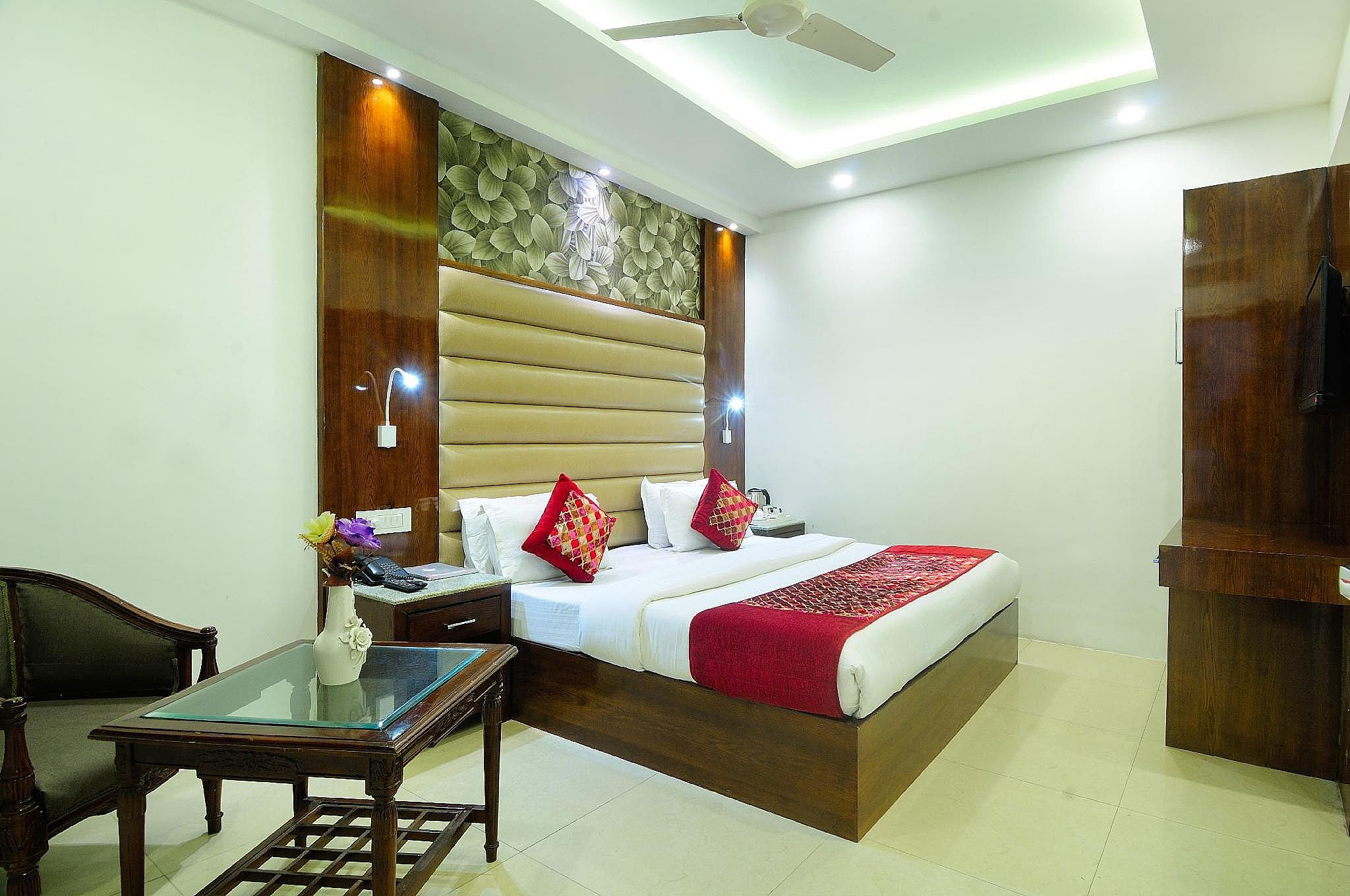 Hotel Yuvraj Deluxe Deluxe Room 11
