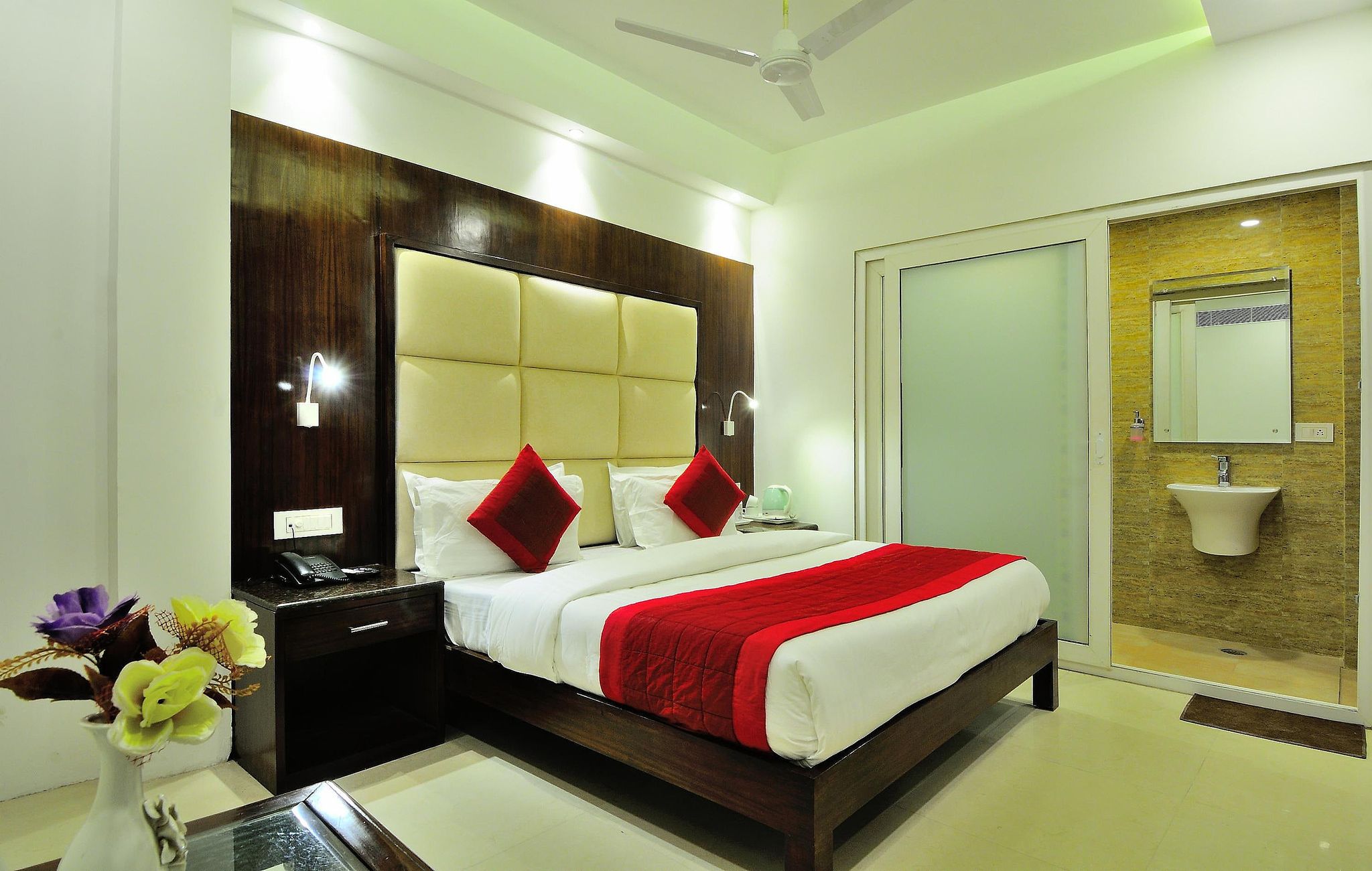 Hotel Yuvraj Deluxe Deluxe Room 4