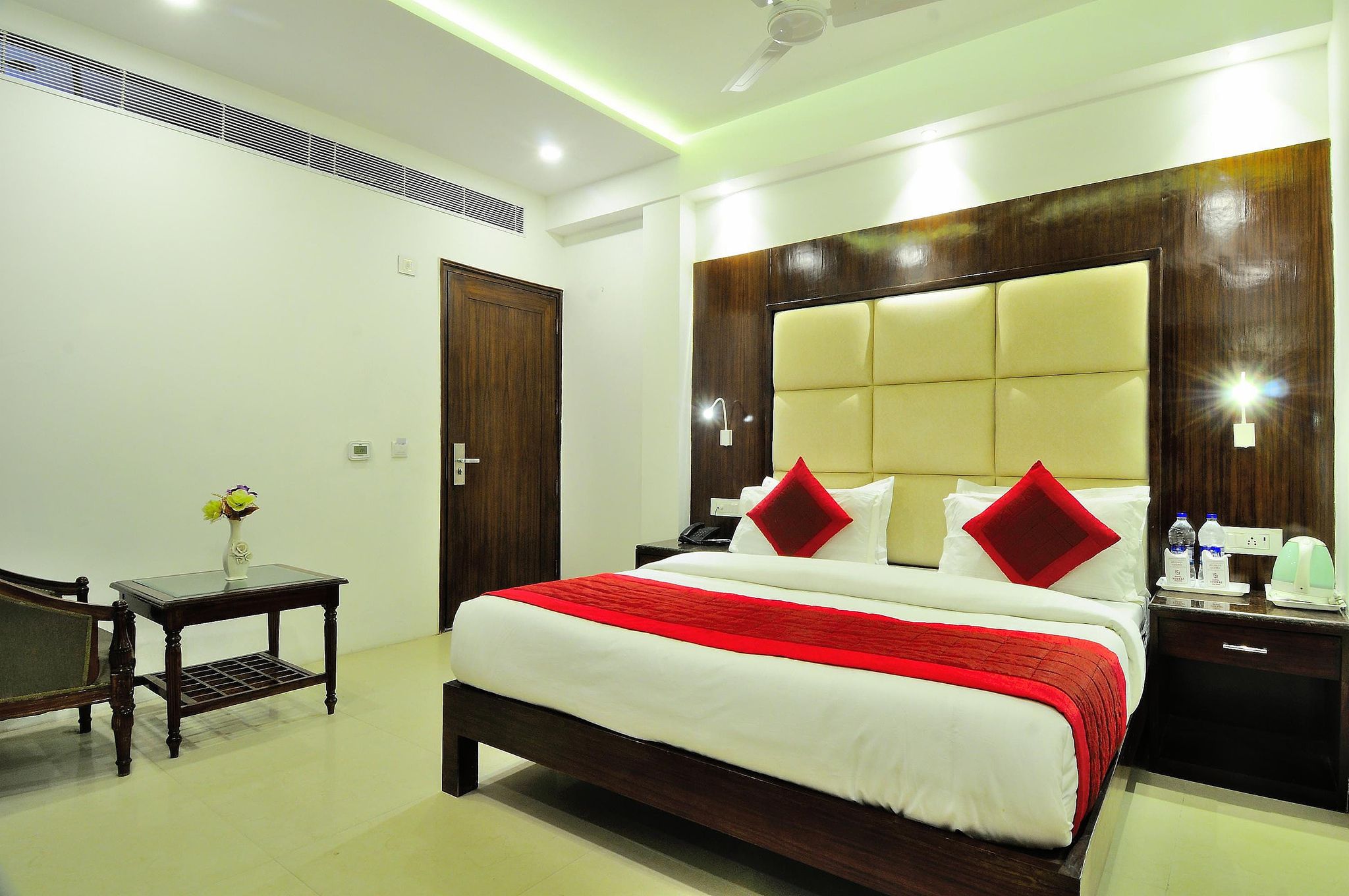 Hotel Yuvraj Deluxe Deluxe Room 8