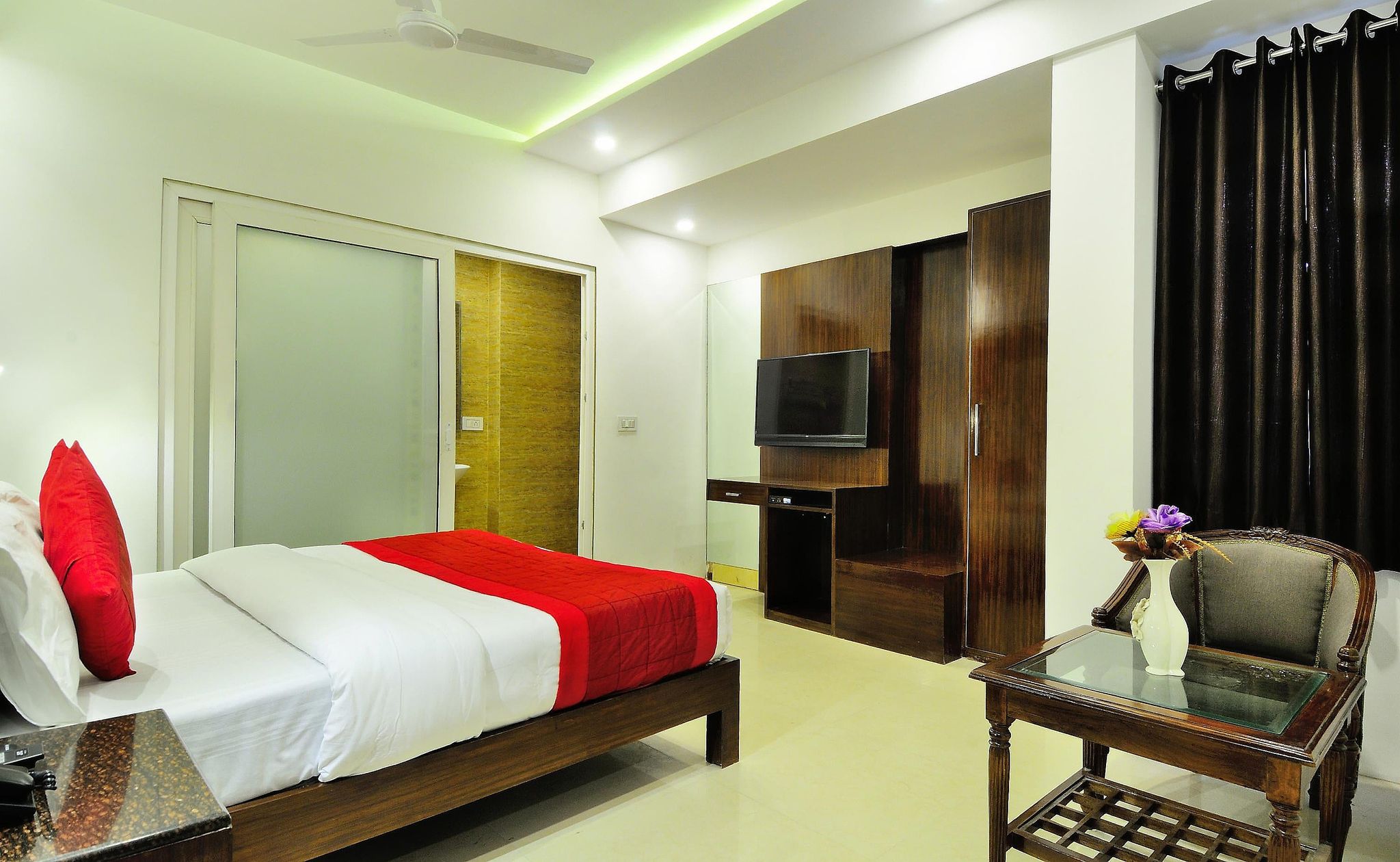 Hotel Yuvraj Deluxe Deluxe Room