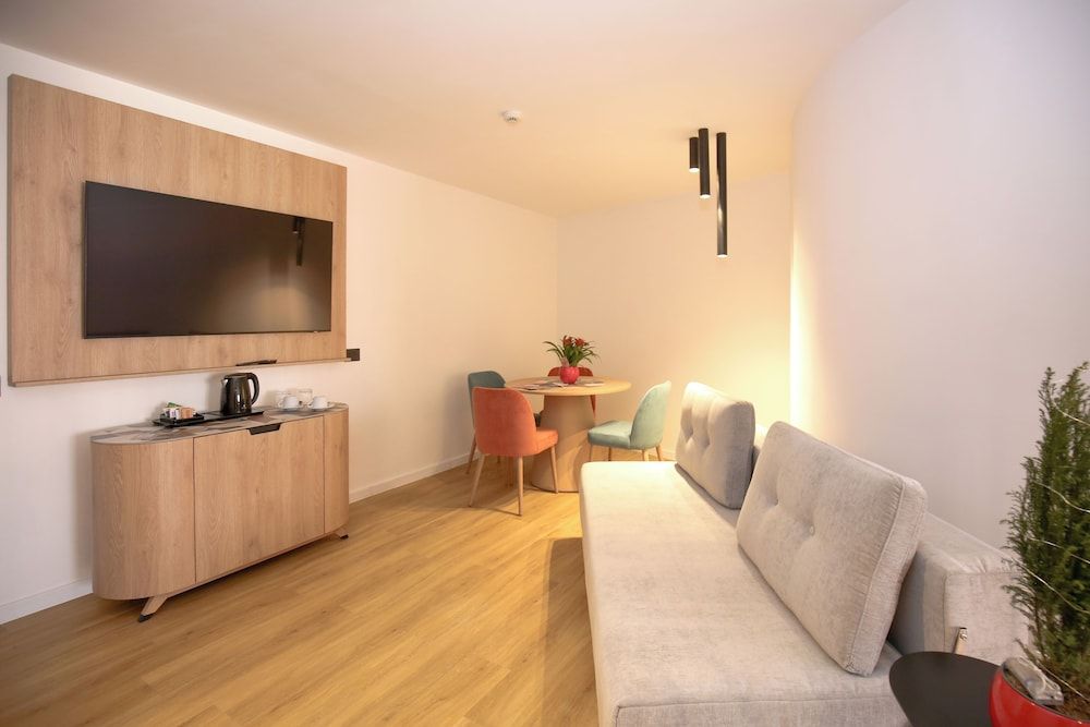 Hotel Poseidon Junior Studio Suite, 1 Double or 2 Twin Beds, Non Smoking, City View 7