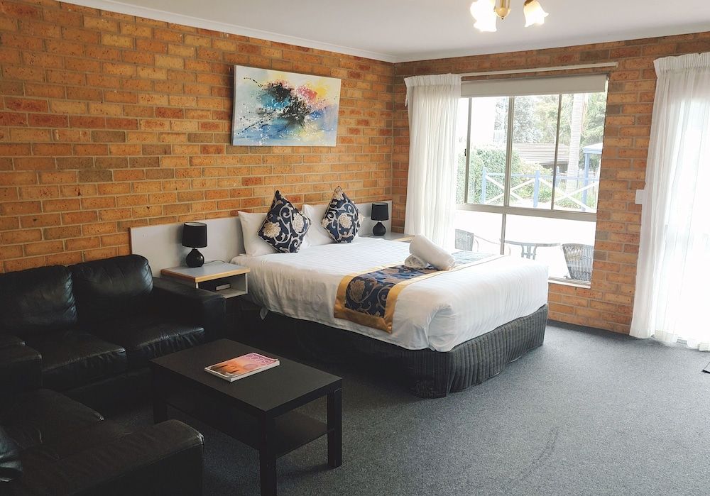 The Coachman Motel & Units Deluxe Spa Suite 3