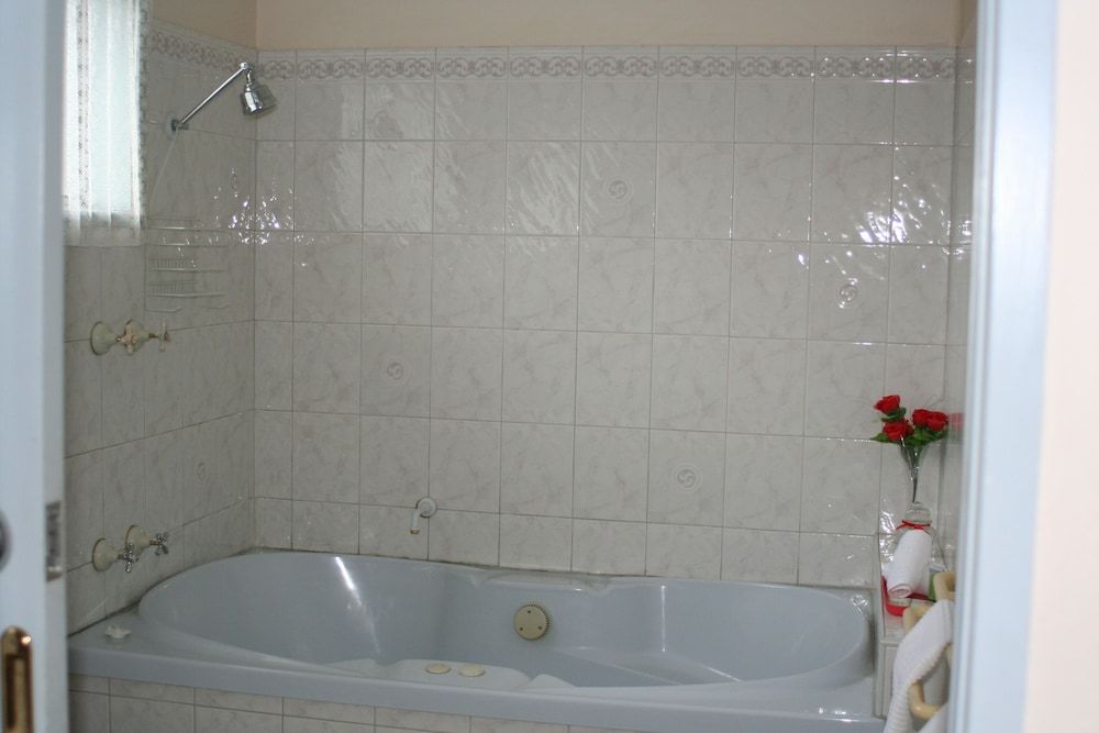 The Coachman Motel & Units Deluxe Spa Suite 4