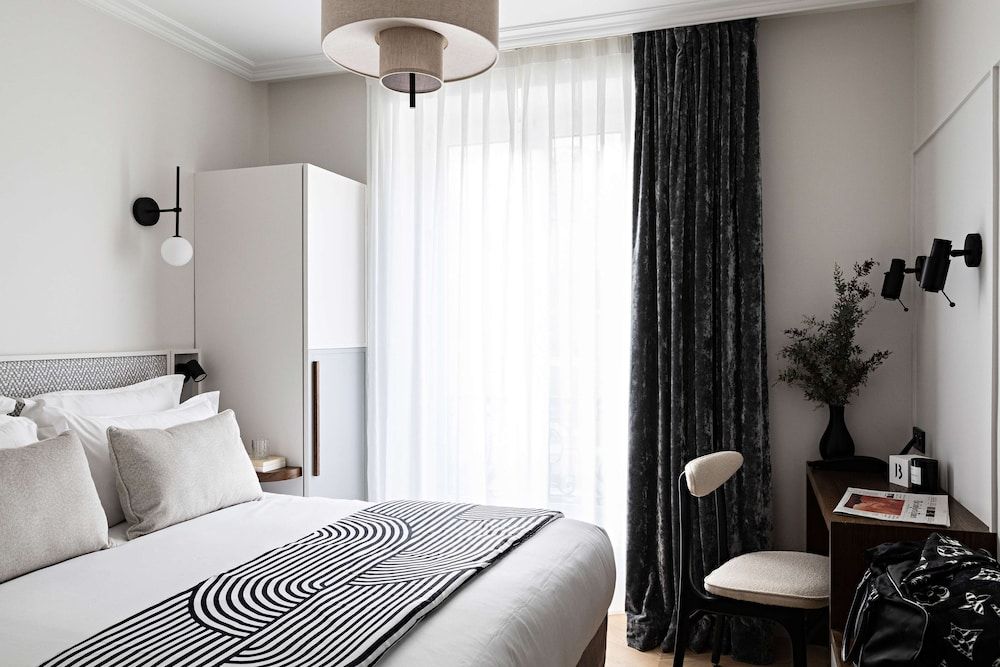 Superior Room, 1 Queen Bed, Non Smoking (Shower Only)
