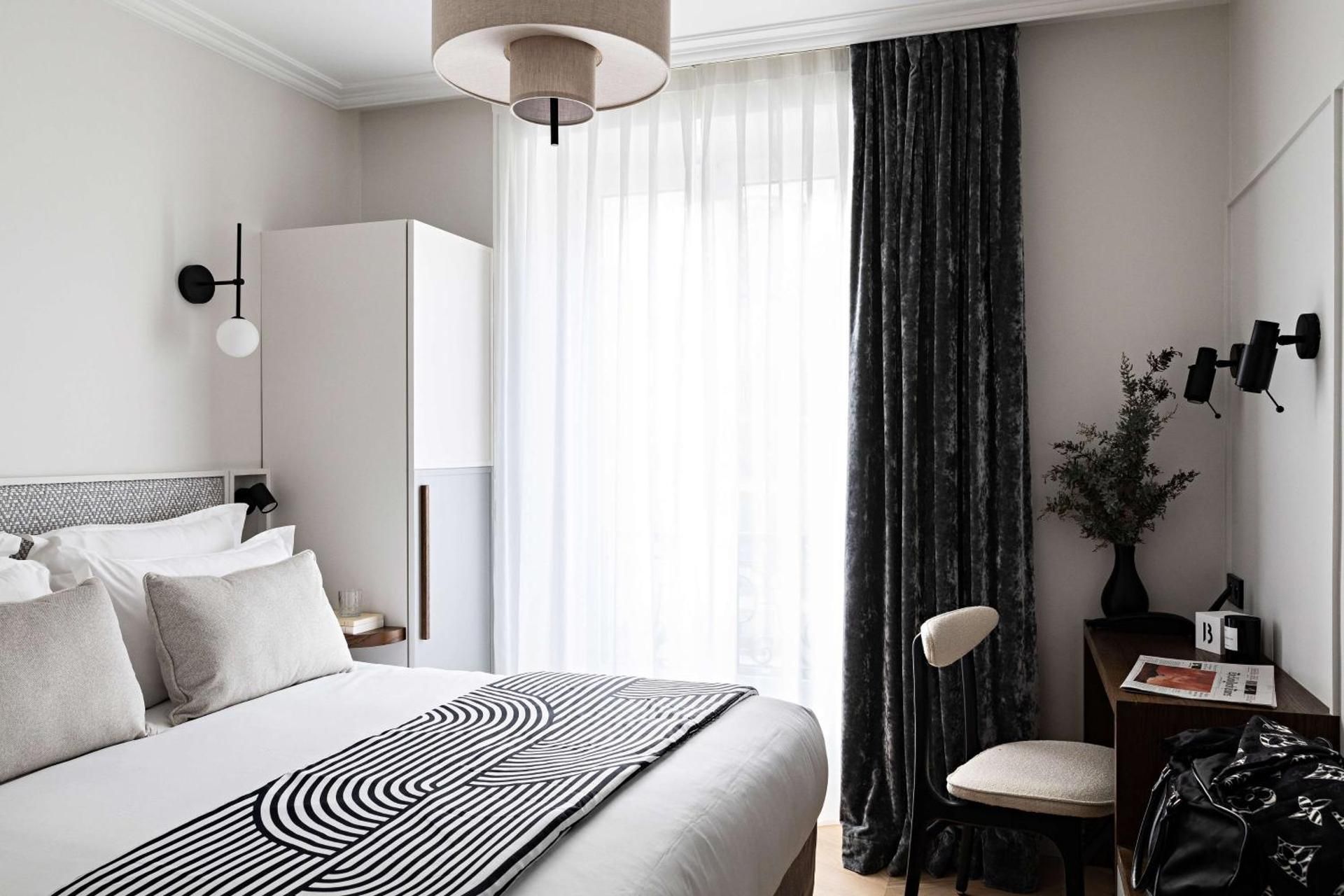 1 Queen Bed, Nonsmoking, Superior Room, Shower Only
