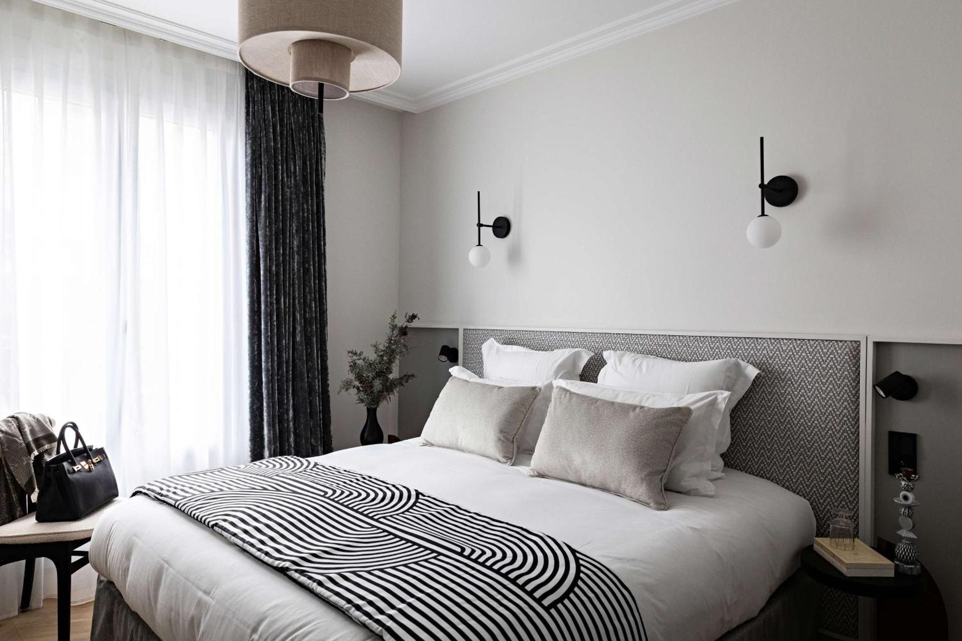 1 Queen 2 Single Beds, Nonsmoking, Family Room, 2 Connecting Rooms, 2 Bathrooms, Bathtub And Shower