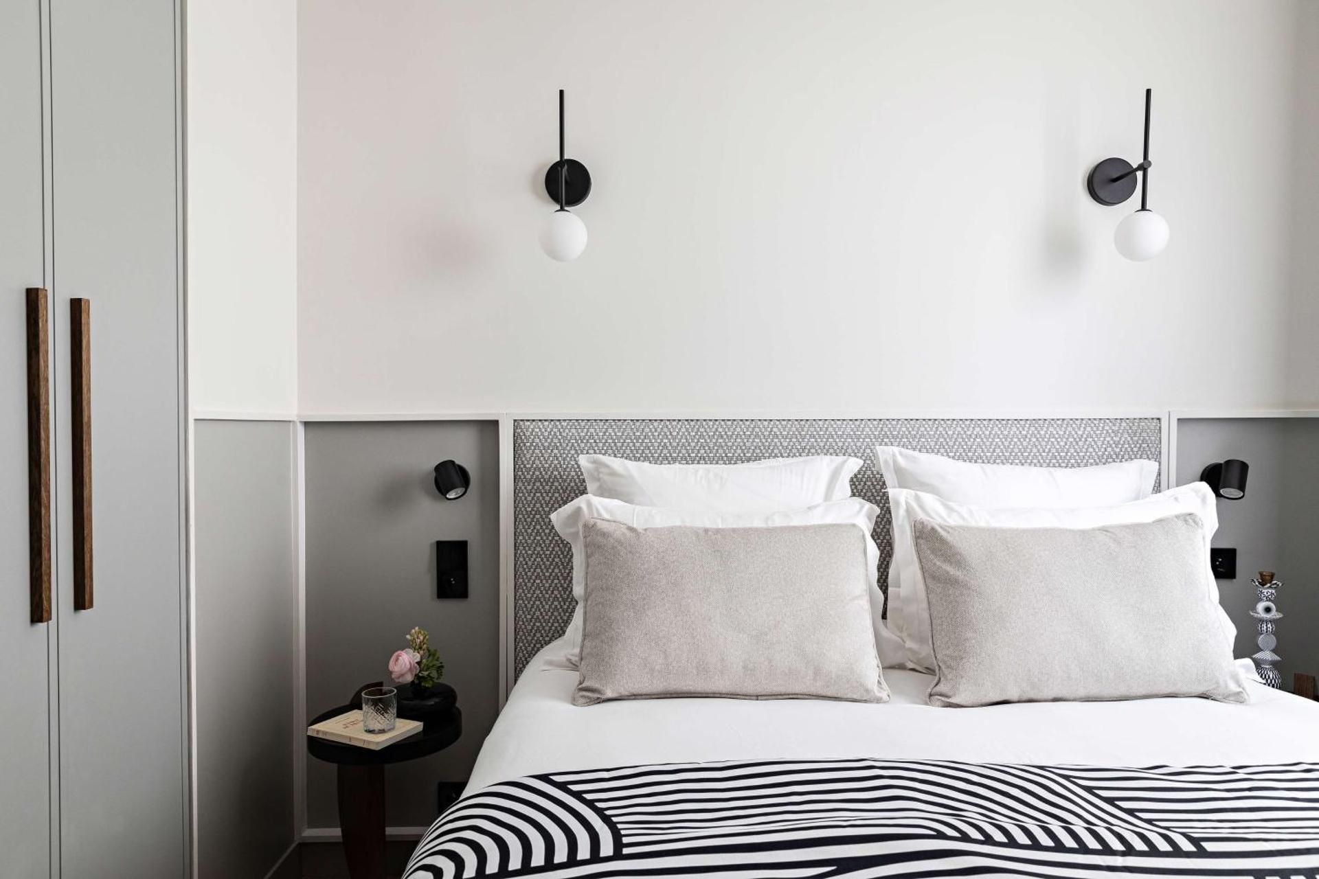 1 Queen 2 Single Beds, Nonsmoking, Family Room, 2 Connecting Rooms, 2 Bathrooms, Bathtub And Shower