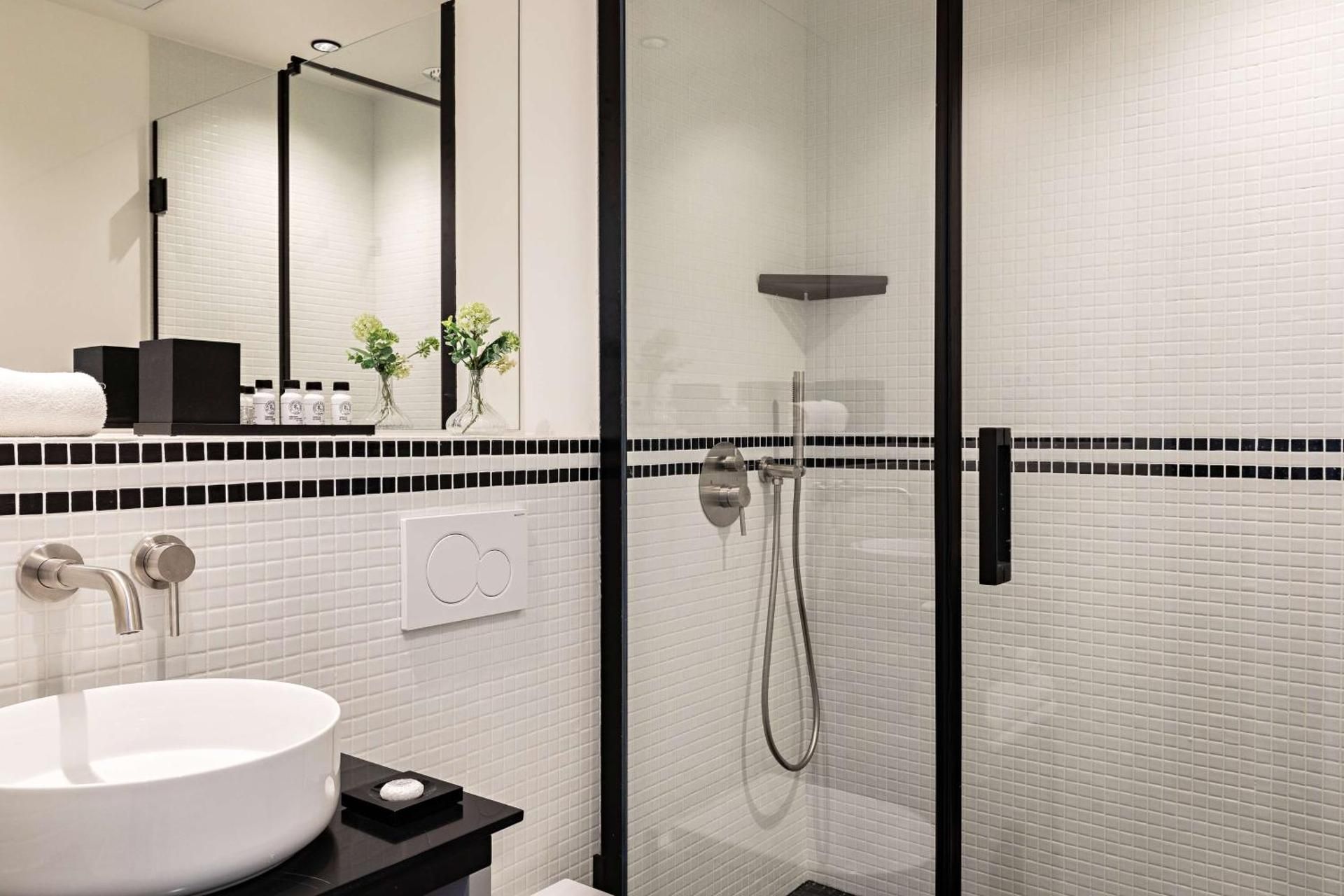 1 Queen Bed, Nonsmoking, Superior Room, Shower Only