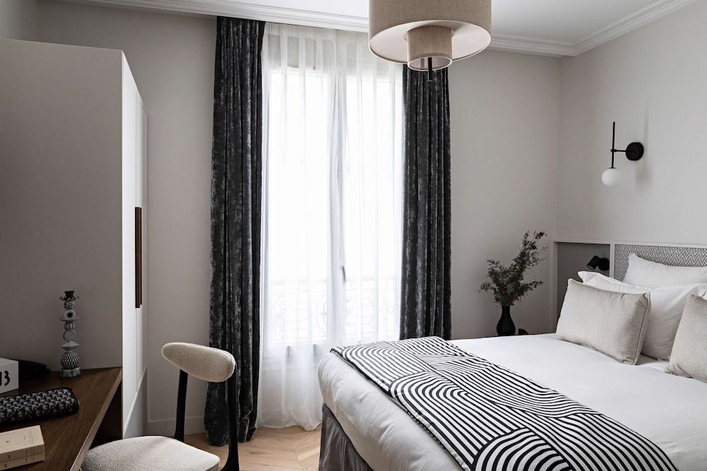 Superior Room, 1 Queen Bed, Non Smoking (Shower Only)