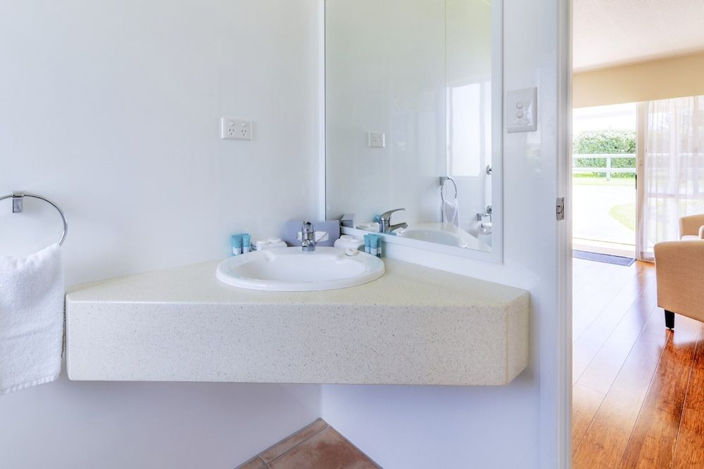 Aloha Apartments Standard 2 Bedroom Apartments 11