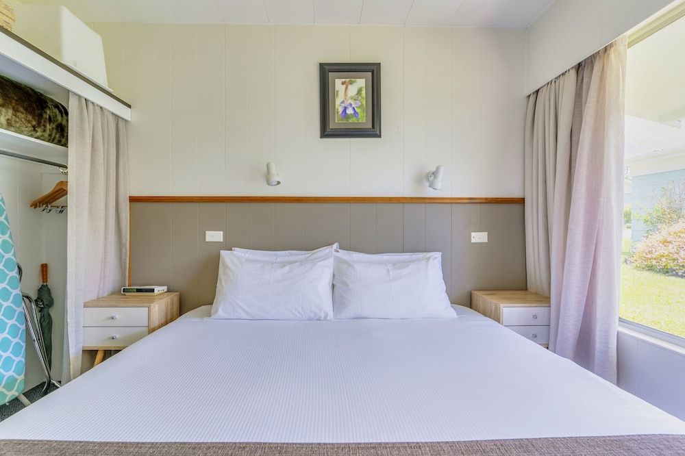 Aloha Apartments Standard 2 Bedroom Apartments 3