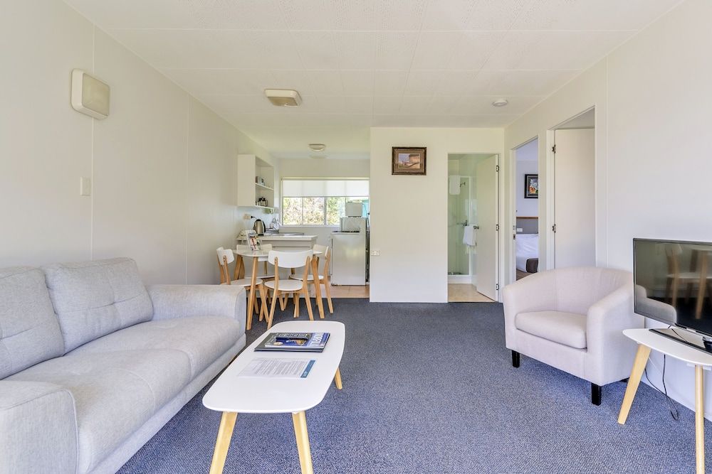 Aloha Apartments Standard 2 Bedroom Apartments 13