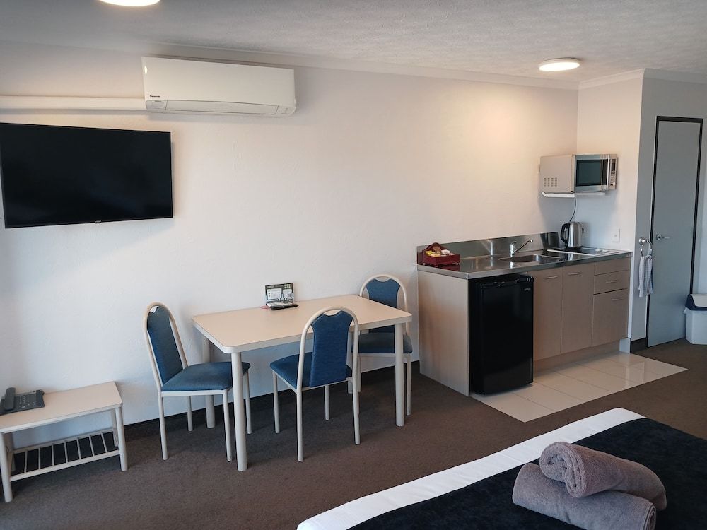 Palm City Motor Inn Standard Studio, Kitchenette 3