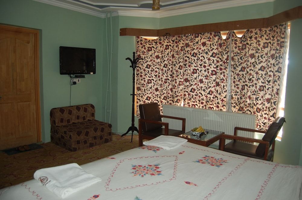 Paradise Inn Deluxe Room 2