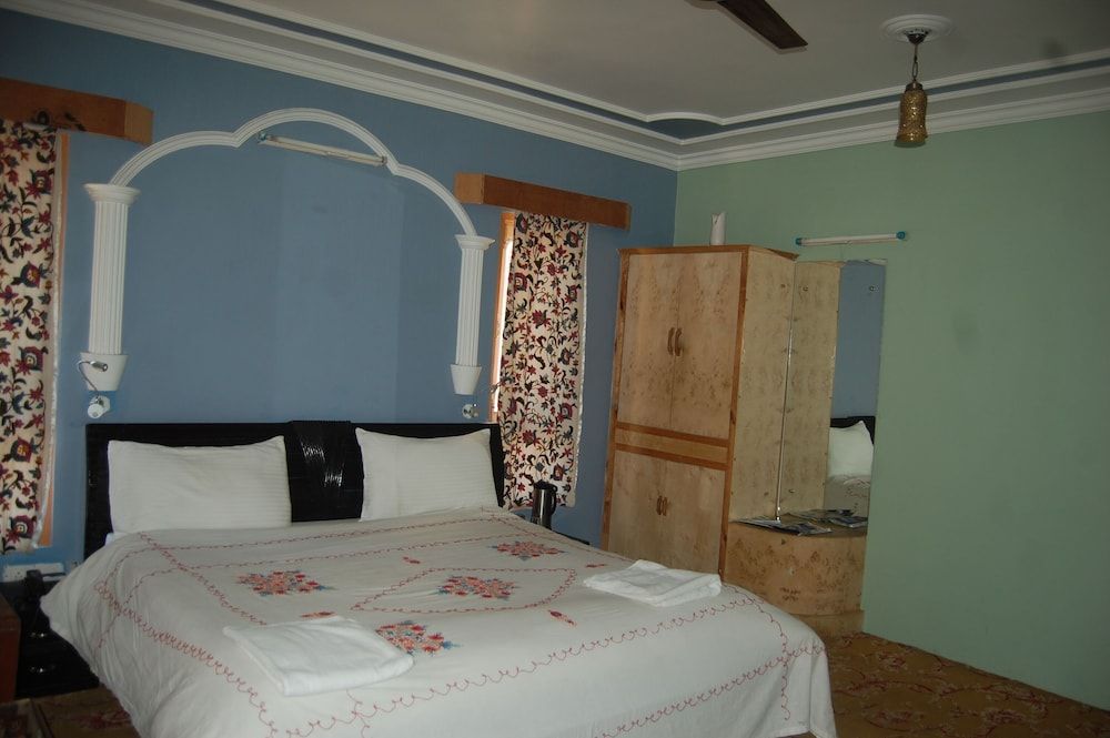Paradise Inn Deluxe Room 4