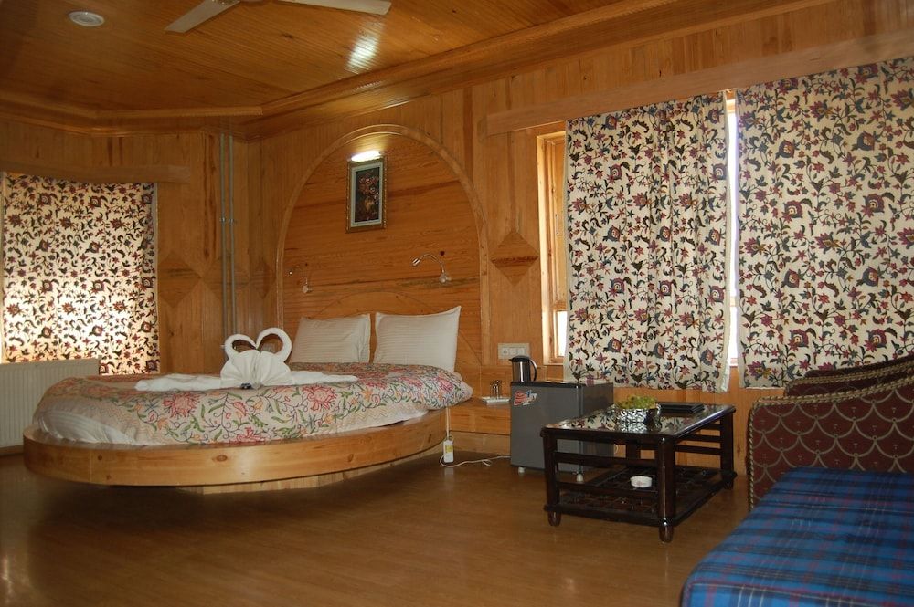 Paradise Inn Honeymoon Suite 3