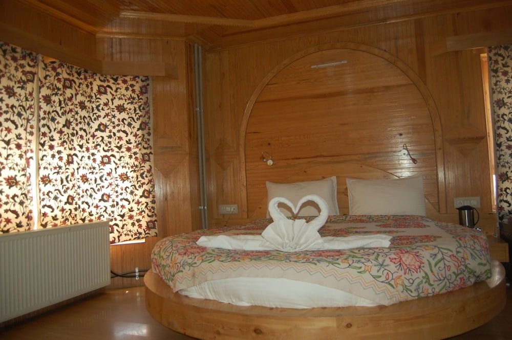 Paradise Inn Honeymoon Suite