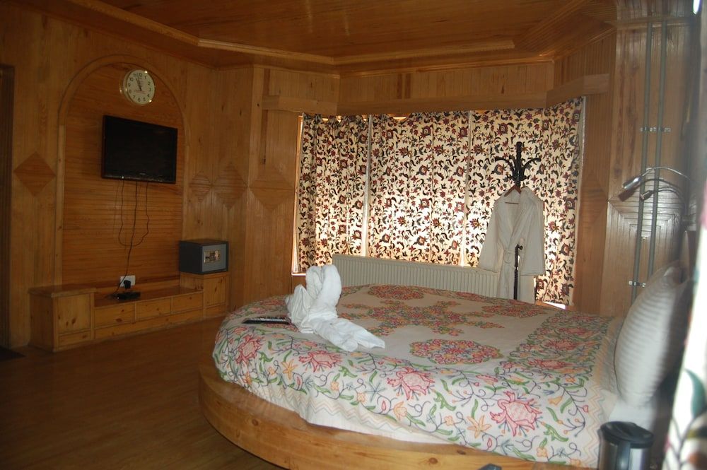 Paradise Inn Honeymoon Suite 2
