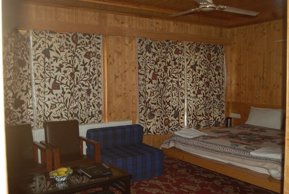 Paradise Inn Super Deluxe Room 2
