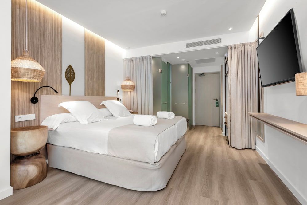 Double Room, Balcony (Silver - 2 adults + 1 child)