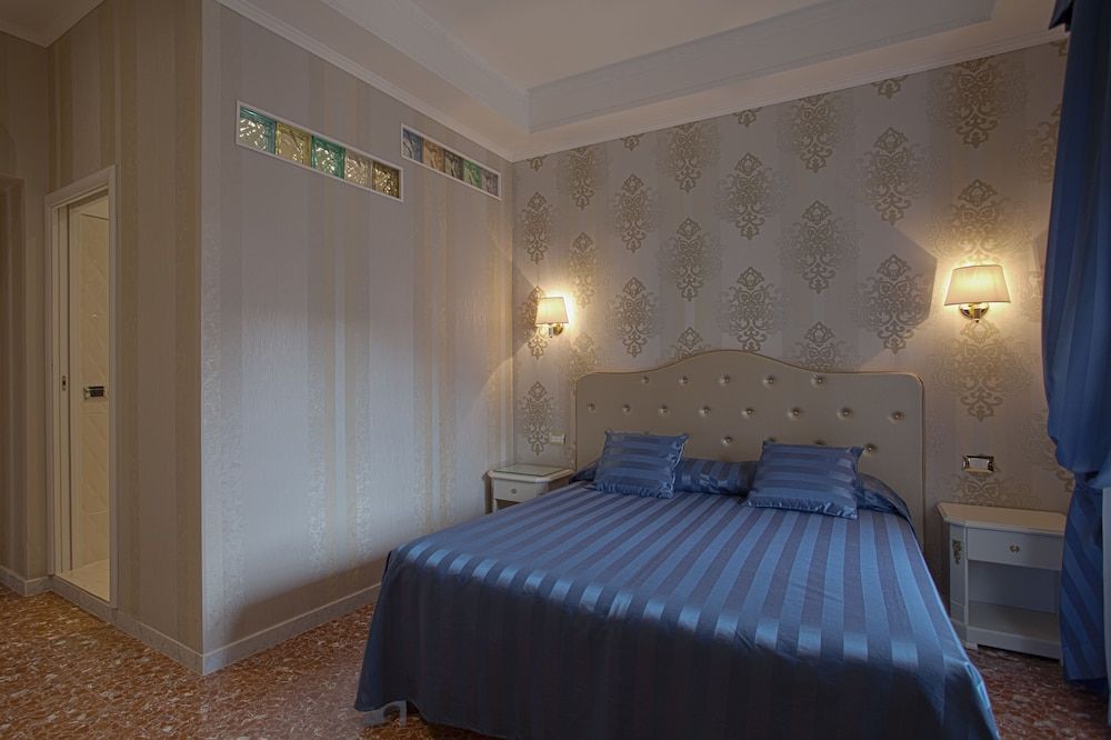 Navona Queen Rooftop Classic Double or Twin Room 4