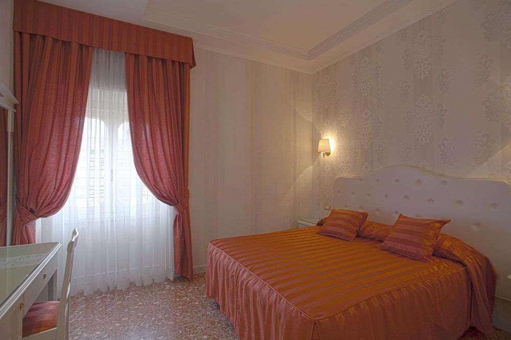 Navona Queen Rooftop Classic Double or Twin Room 5