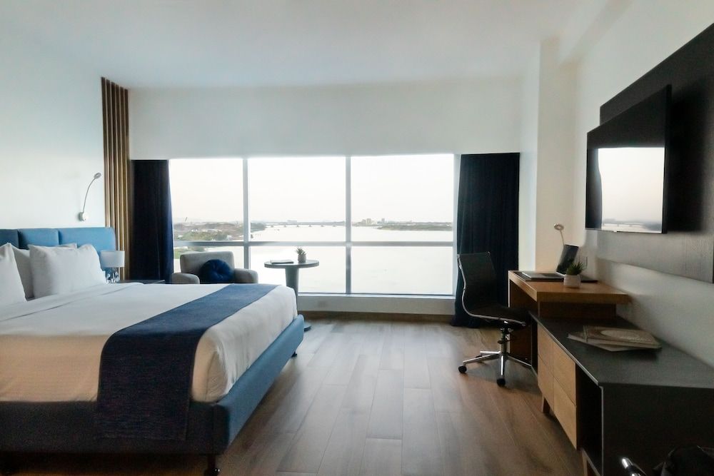 Business Room, 1 King Bed, Non Smoking, River View