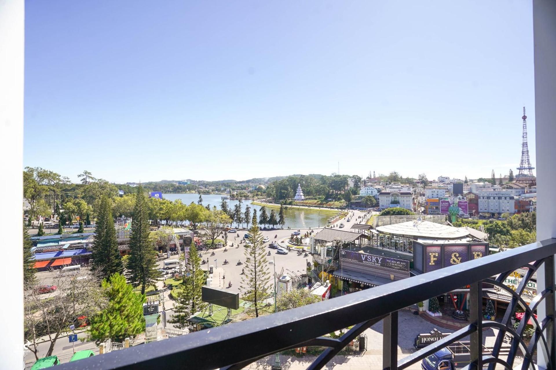 Suite with Lake View