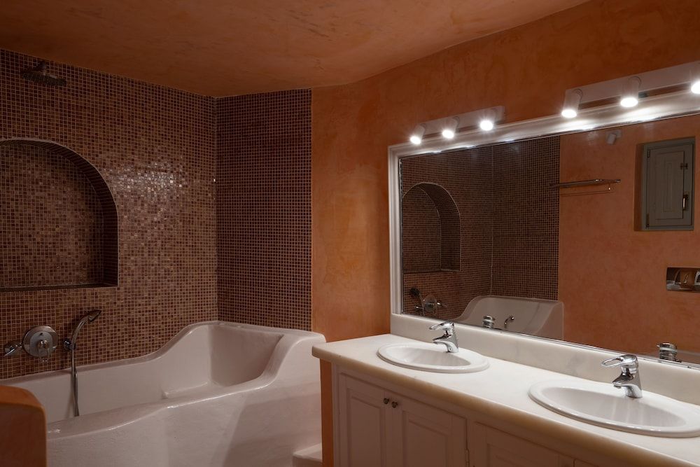 Asha Luxury Suites Matter Suite with hot tub Caldera View 6