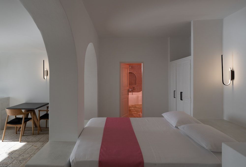 Asha Luxury Suites Matter Suite with hot tub Caldera View 10