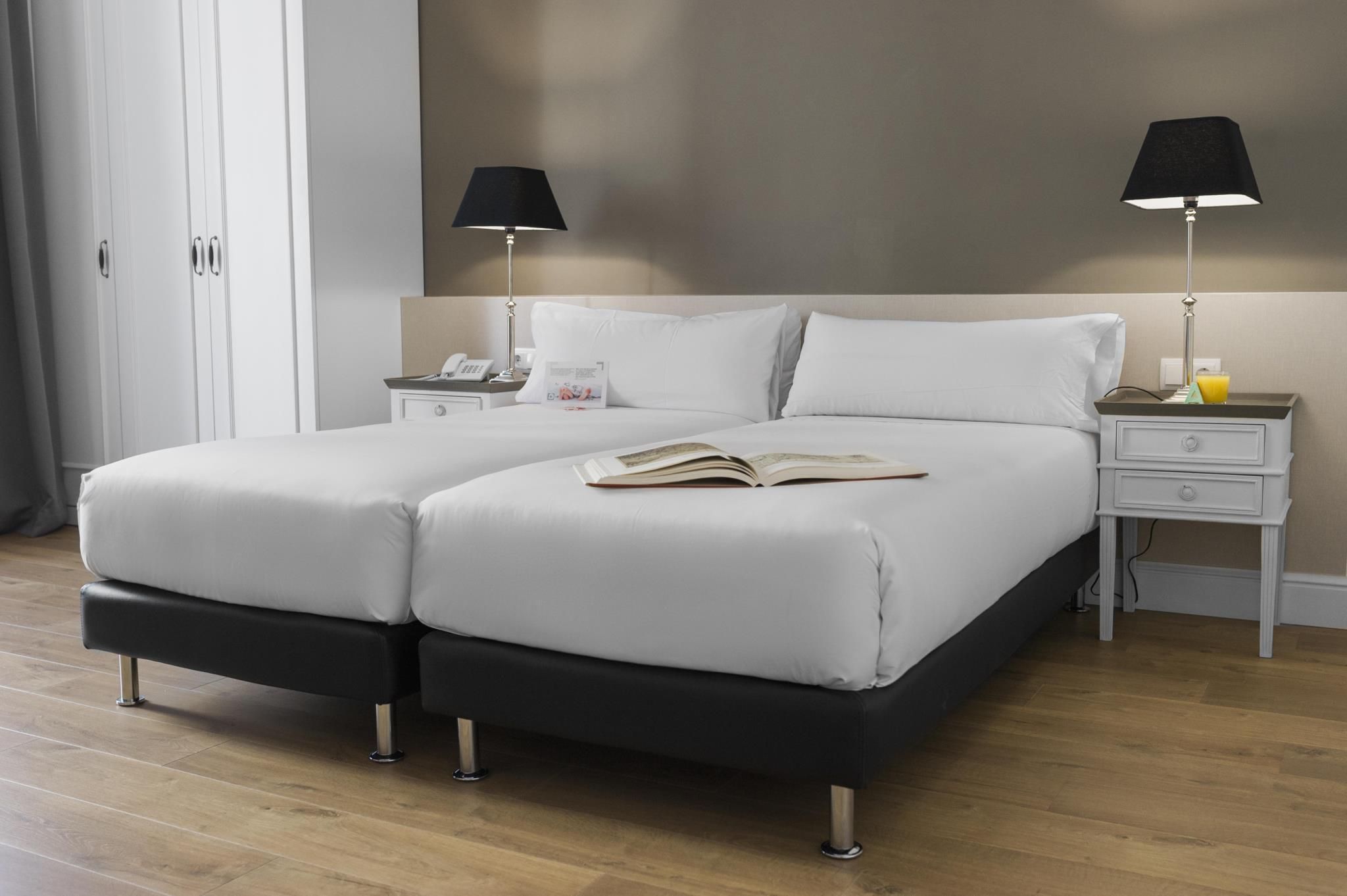 Mesón Castilla Atiram Hotel Twin Room 8