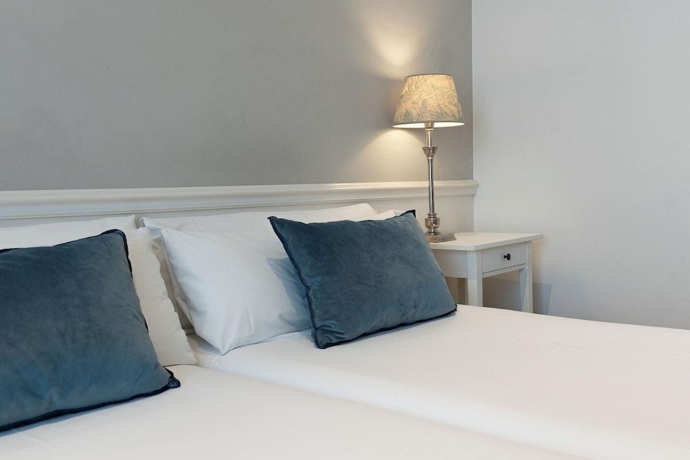 Mesón Castilla Atiram Hotel Twin Room 6