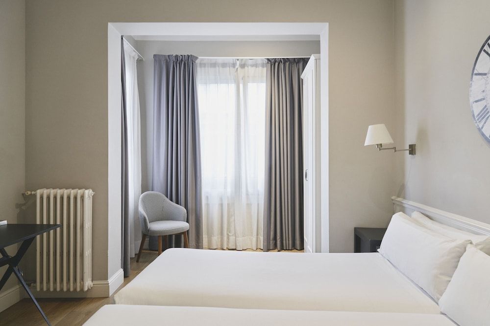 Mesón Castilla Atiram Hotel Twin Room 4