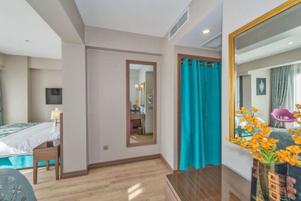 Taximist Hotel Deluxe Double Room 13