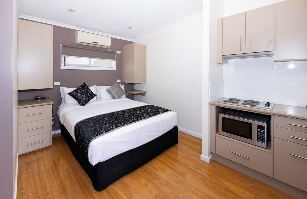 Airport Tourist Village Melbourne Deluxe Studio, Mobility Accessible