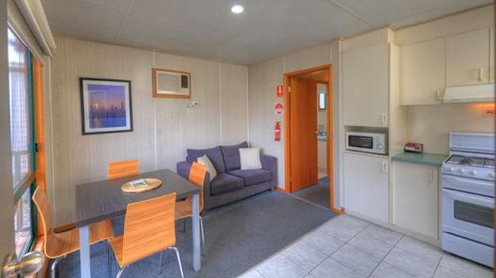 Airport Tourist Village Melbourne Deluxe 2 Bedroom Villa 6