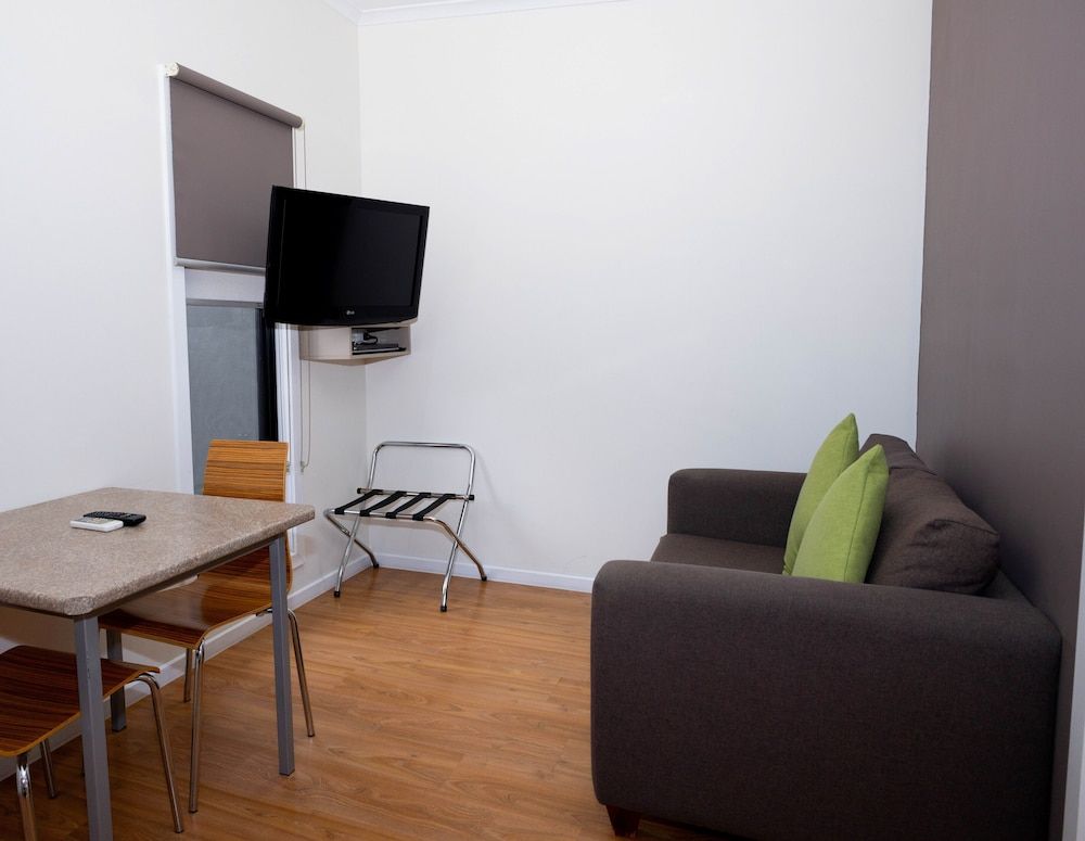 Airport Tourist Village Melbourne Deluxe Studio, Mobility Accessible 3