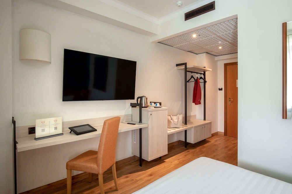 Best Western Park Hotel Executive Room, 1 Queen Bed, Pool View 4