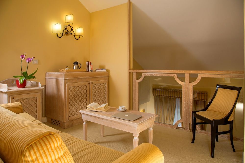 Best Western Park Hotel Suite, 1 King Bed with Sofa bed 6