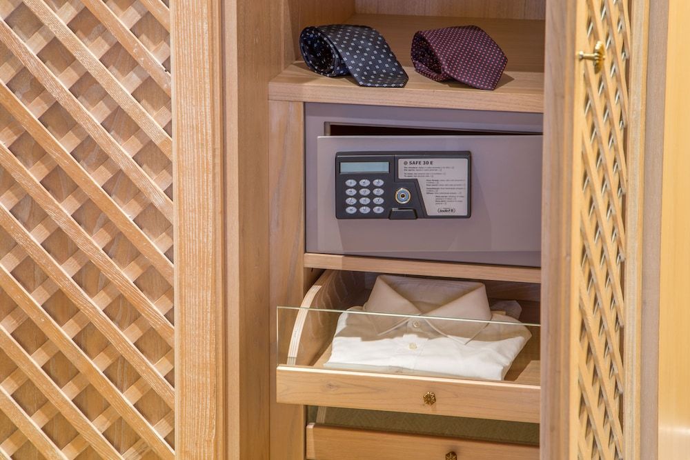 Best Western Park Hotel Suite, 1 King Bed with Sofa bed 8