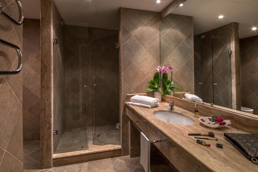 Best Western Park Hotel Suite, 1 King Bed with Sofa bed 5