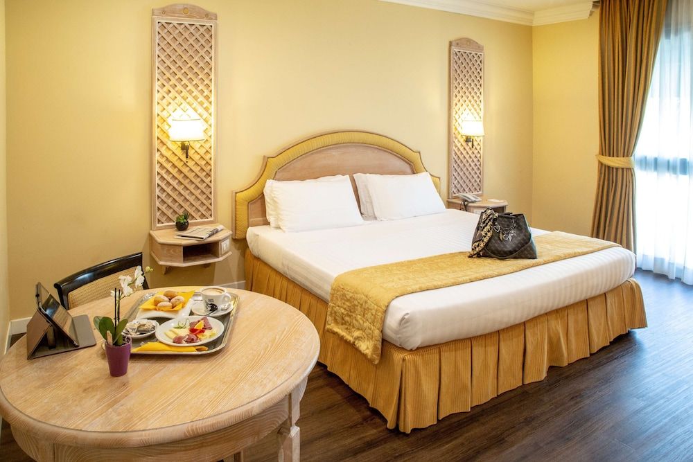 Best Western Park Hotel Suite, 1 King Bed with Sofa bed 2