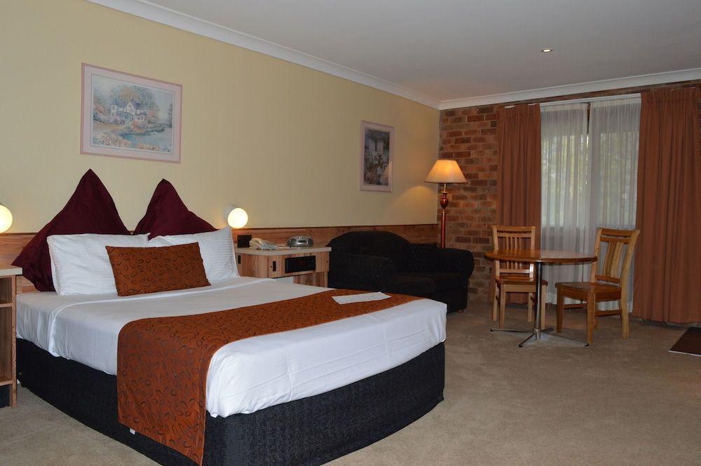 Sunseeker Motor Inn Standard Room with Bath 2