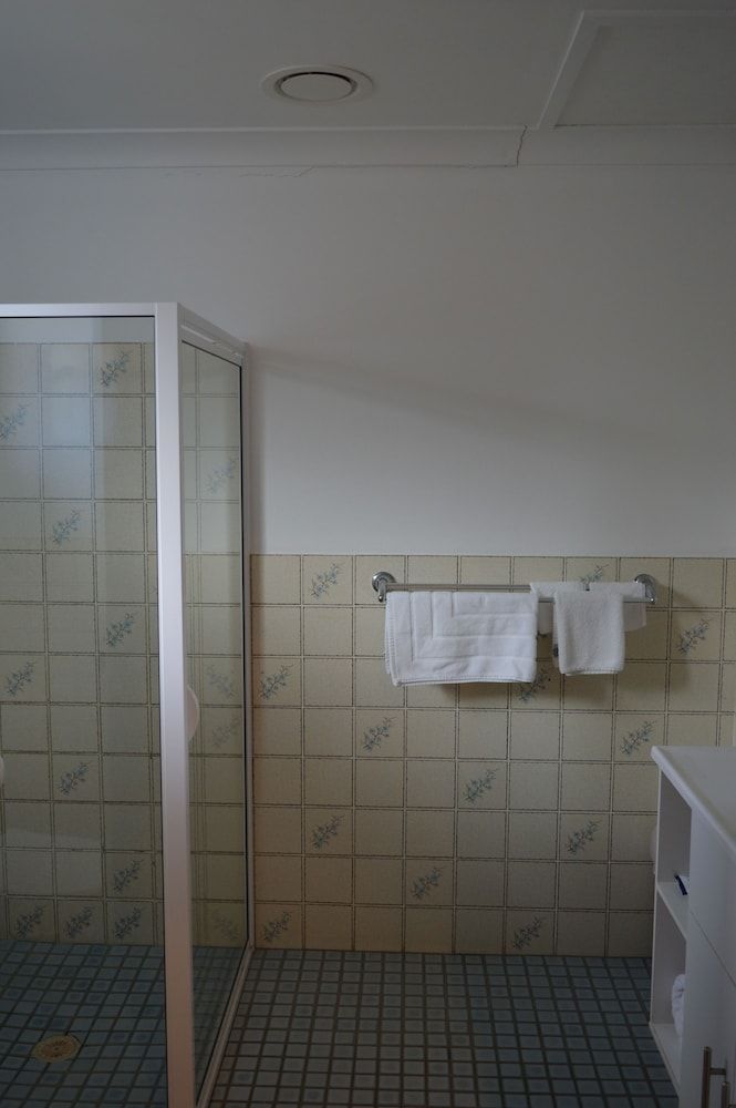 Sunseeker Motor Inn Standard Room with Bath 3